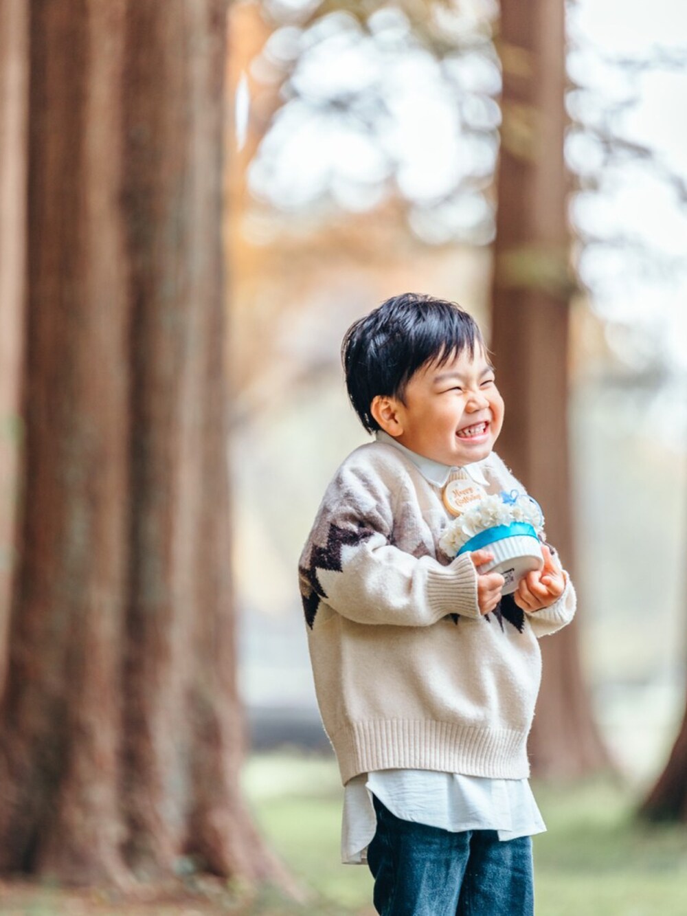 ブラック系のデニムパンツ、ベージュ系のニット/セーターを着用したキッズの冬コーディネートの2枚目の写真
