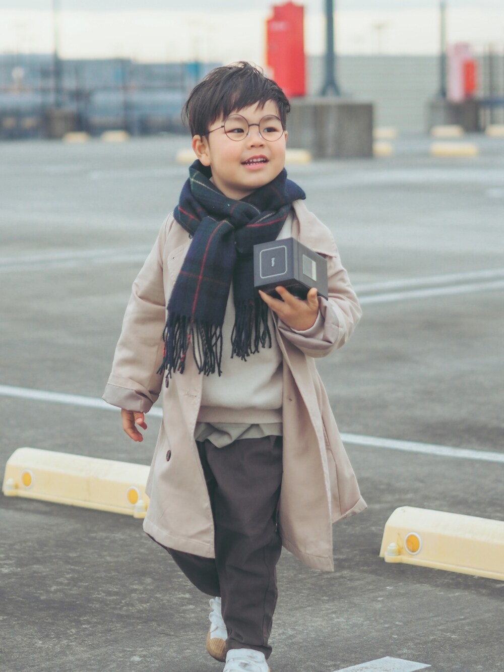 グレー系のその他パンツを着用したキッズの冬コーディネートの2枚目の写真