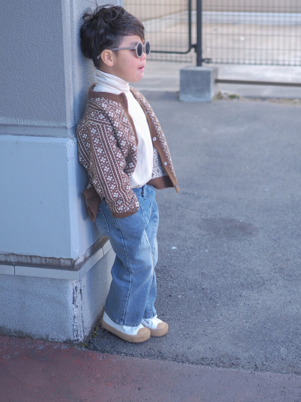 ブルー系のデニムパンツを着用したキッズの冬コーディネートの2枚目の写真