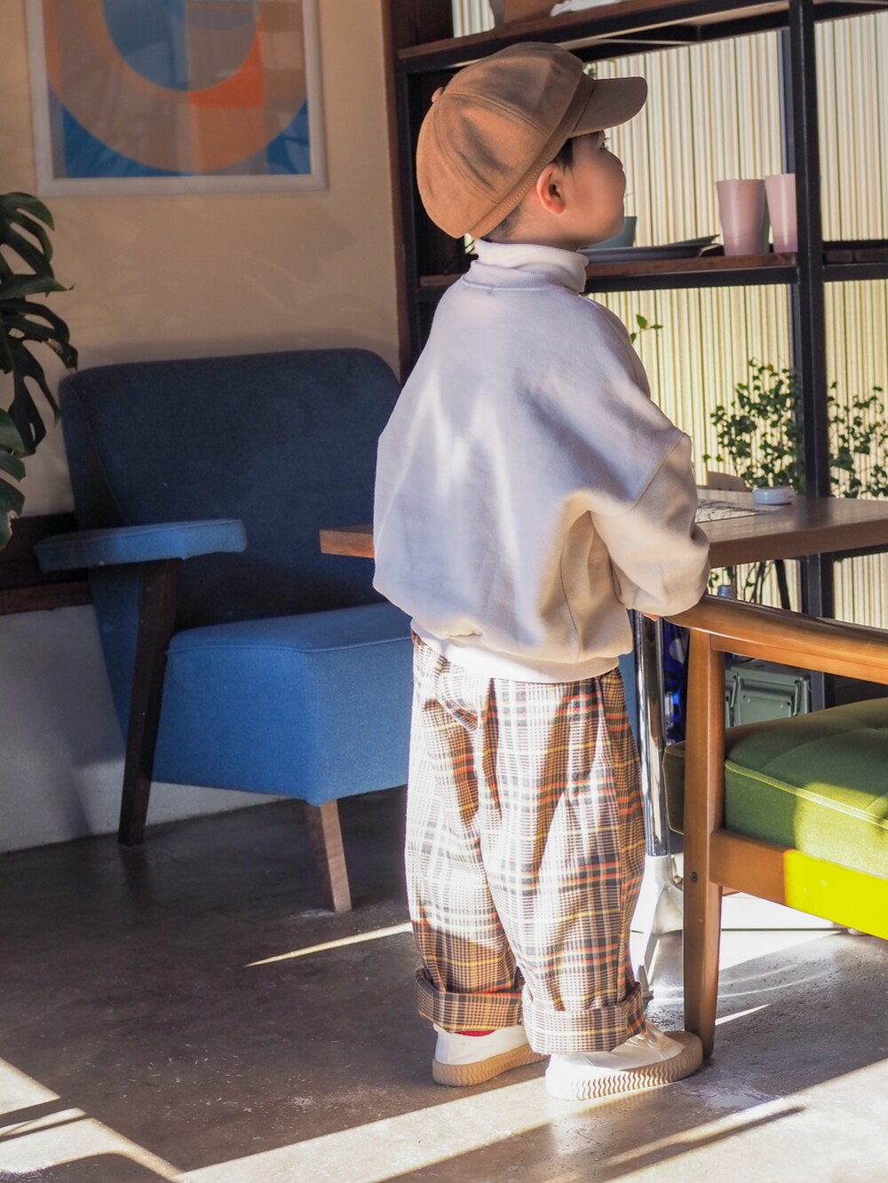 ベージュ系のカーディガン/ボレロを着用したキッズの冬コーディネートの3枚目の写真