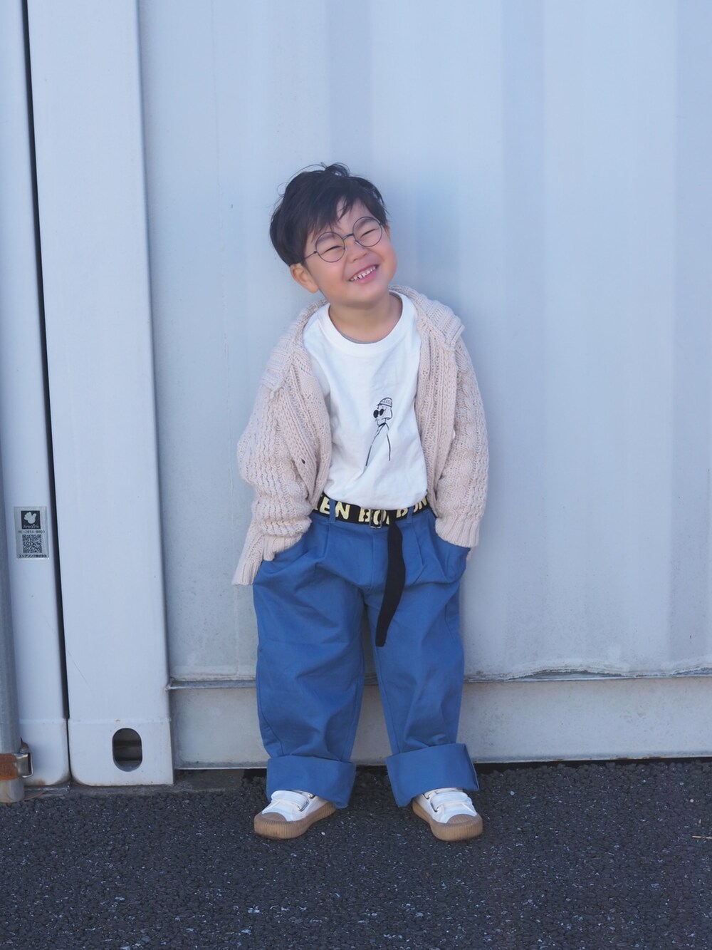 ブルー系のその他パンツを着用したキッズの冬コーディネートの3枚目の写真