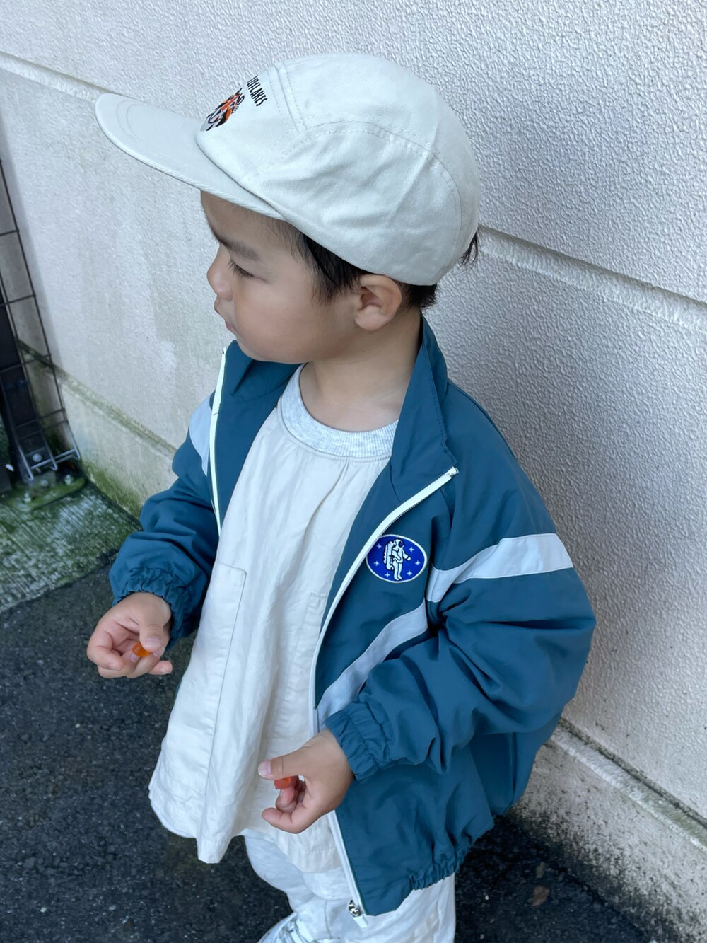 ブルー系のブルゾンを着用したキッズの秋コーディネートの2枚目の写真