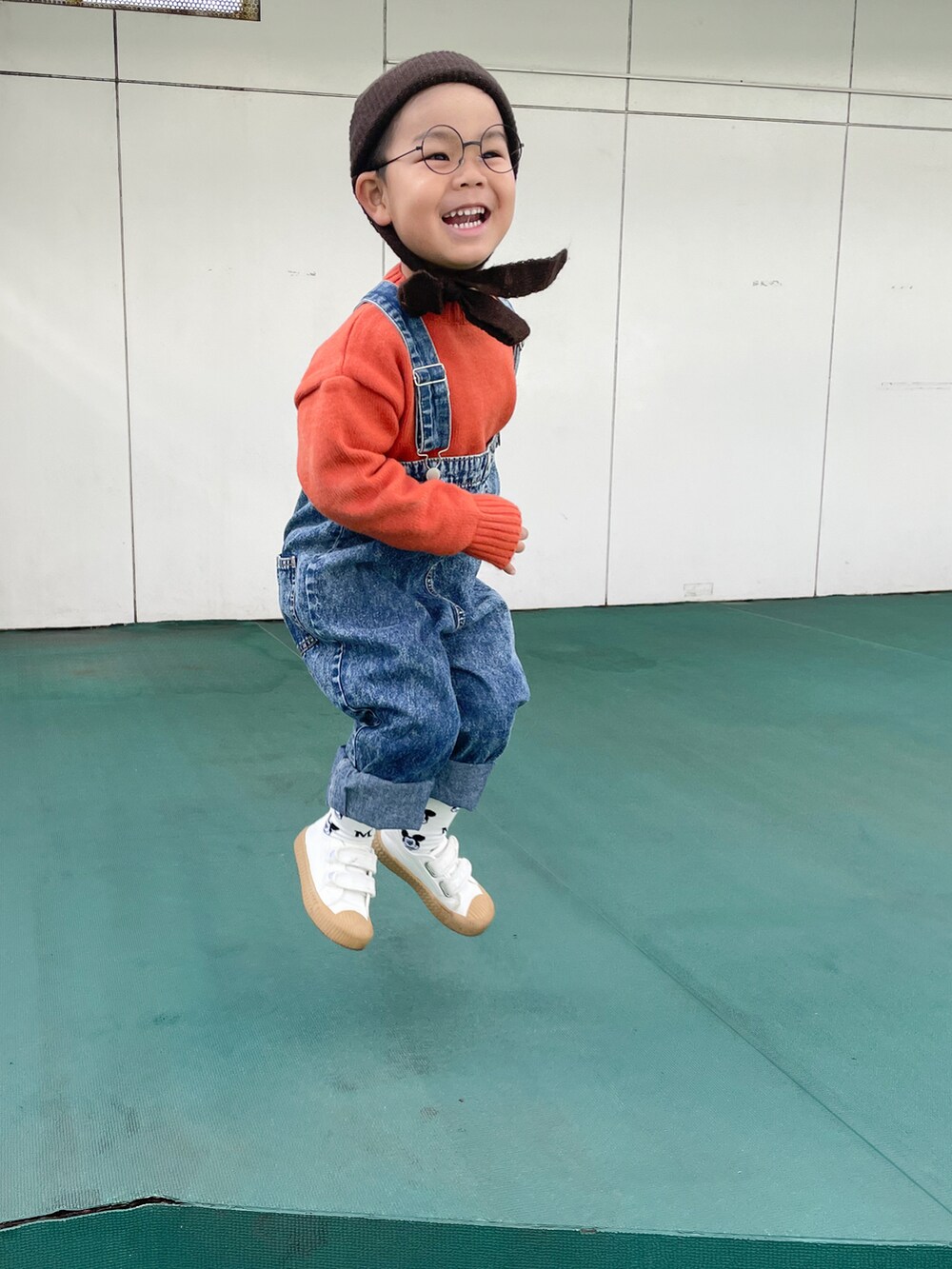 ブルー系のサロペット/オーバーオールを着用したキッズの秋コーディネートの3枚目の写真