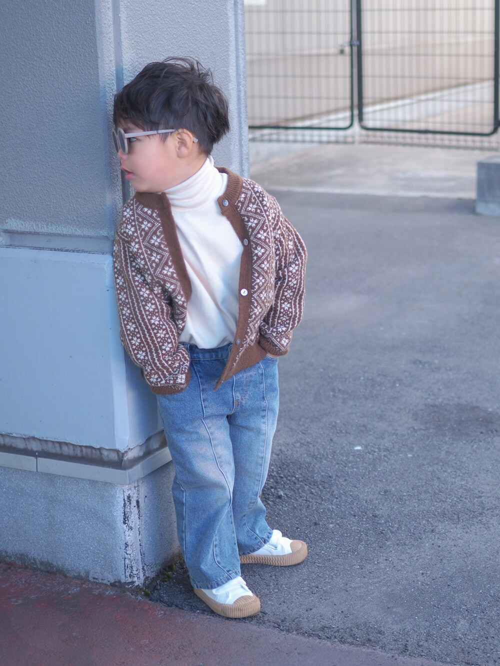 ブルー系のデニムパンツを着用したキッズの冬コーディネートの3枚目の写真