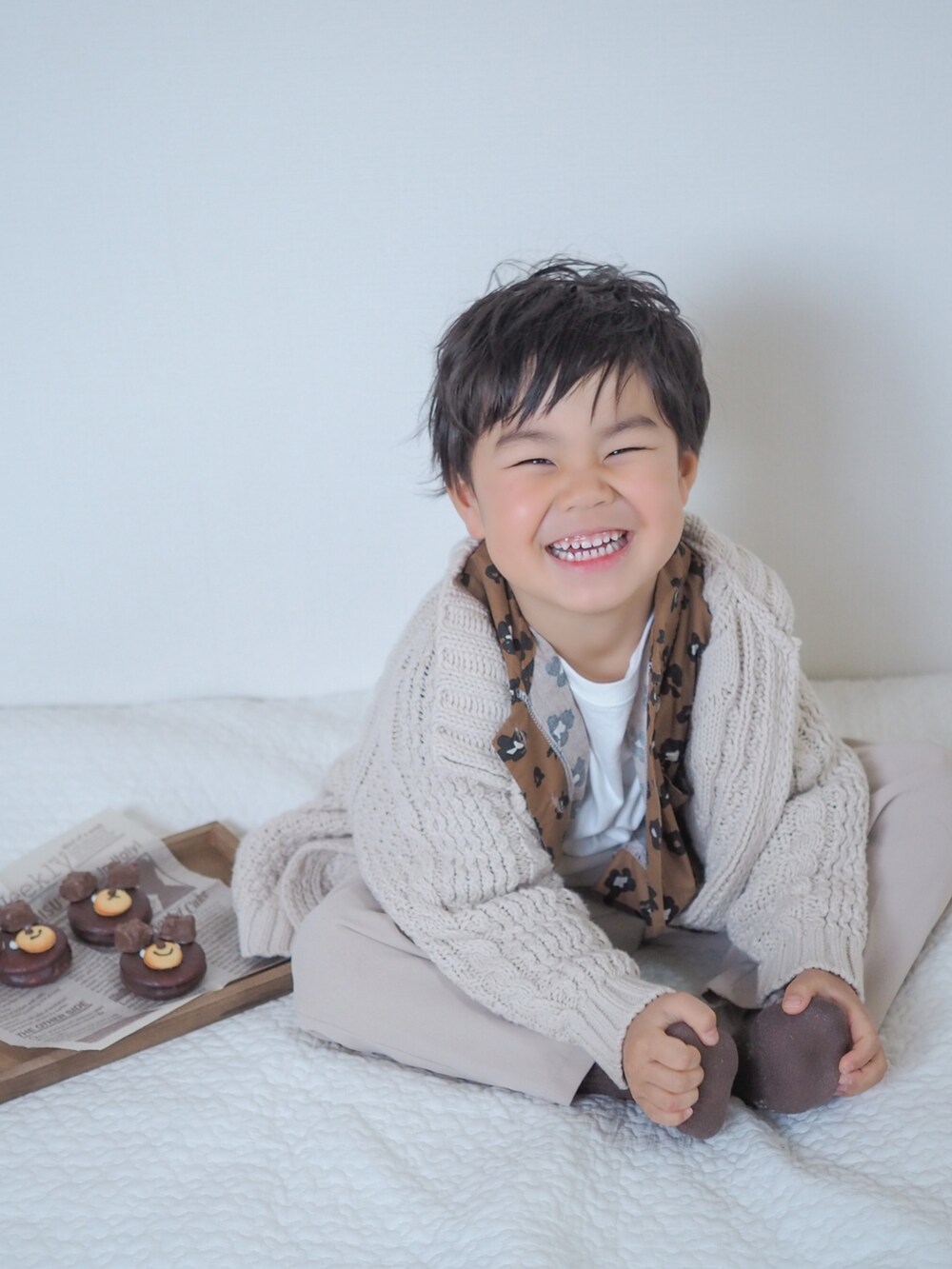 ホワイト系のTシャツ/カットソーを着用したキッズの冬コーディネートの3枚目の写真