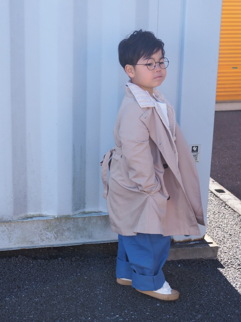 ブルー系のその他パンツを着用したキッズの冬コーディネートの2枚目の写真