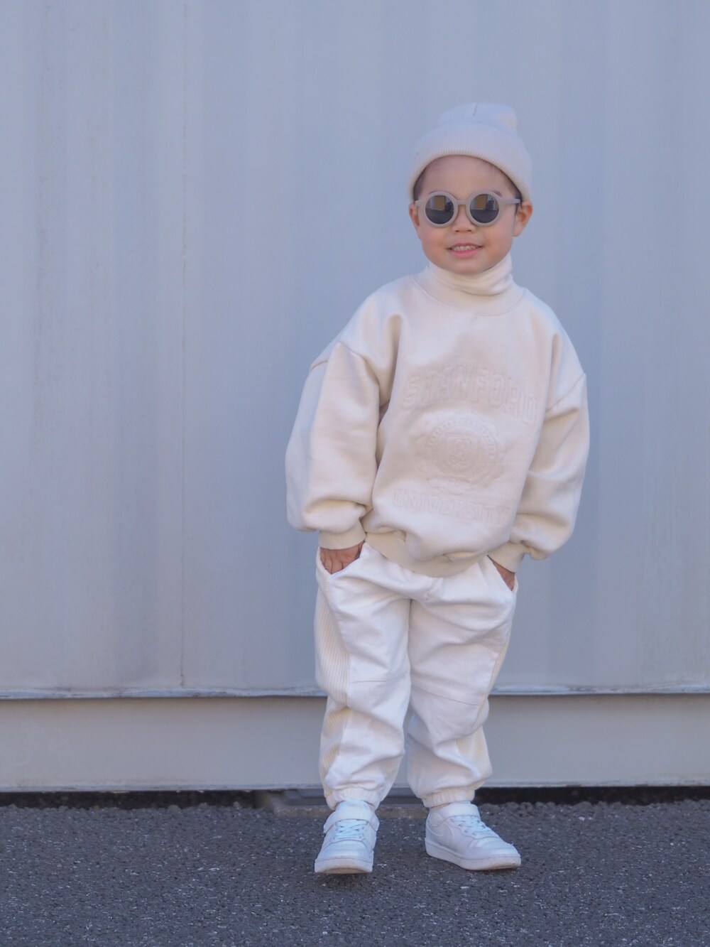 ホワイト系のスニーカーを着用したキッズの冬コーディネートの3枚目の写真