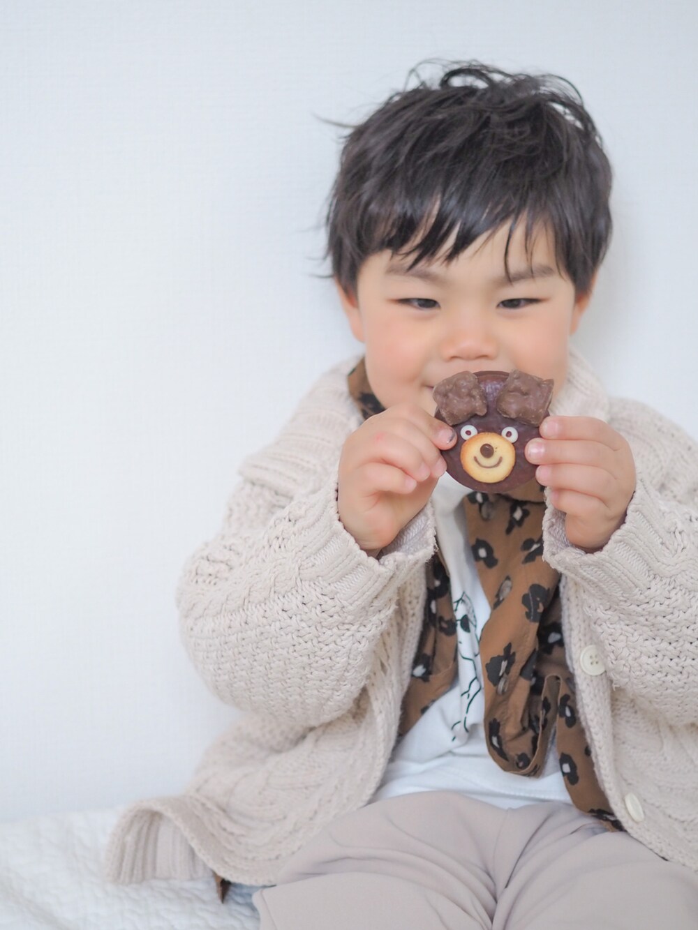 ホワイト系のTシャツ/カットソーを着用したキッズの冬コーディネートの2枚目の写真