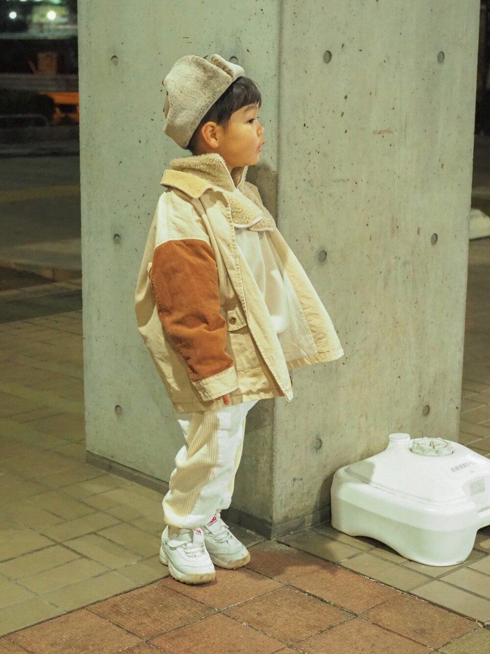 ホワイト系のスニーカーを着用したキッズの冬コーディネートの2枚目の写真