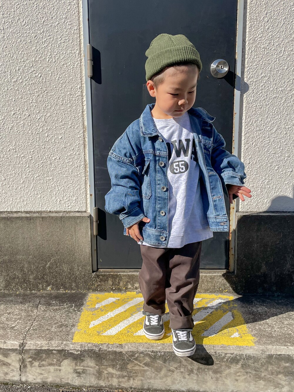 ブルー系のデニムジャケット、グレー系のその他パンツ、グリーン系のニットキャップ/ビーニーを着用したキッズの秋コーディネートの3枚目の写真