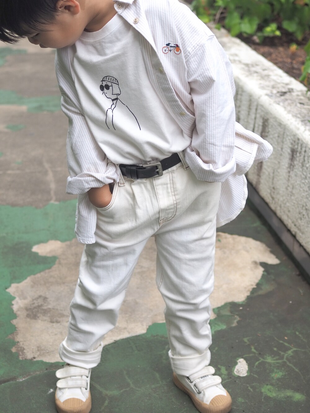 ホワイト系のデニムパンツを着用したキッズの秋コーディネートの2枚目の写真