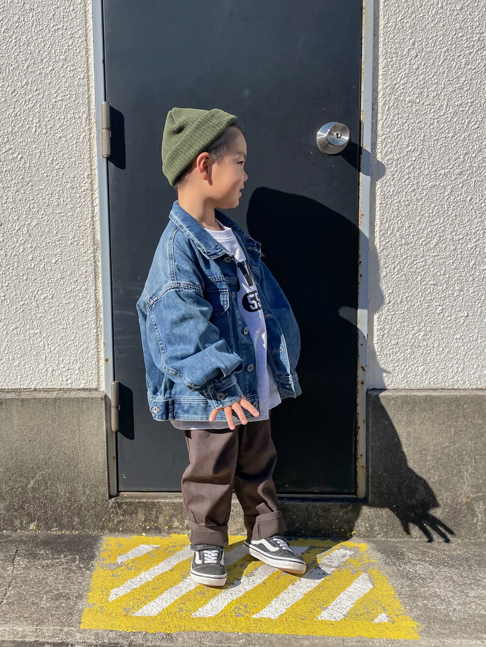 ブルー系のデニムジャケット、グレー系のその他パンツ、グリーン系のニットキャップ/ビーニーを着用したキッズの秋コーディネートの2枚目の写真