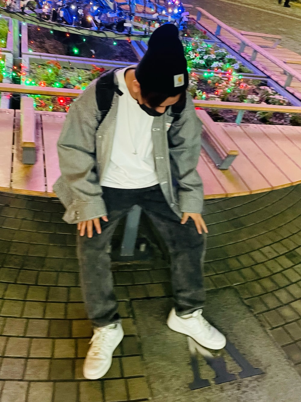 「カジュアル、黒、スニーカーコーデ、デニム、大学生、古着、秋コーデ、古着MIX、ニット帽、carhartt、モノマート(MONO-MART)」｜「NIKEのナイキ エア フォース 1 '07 メンズシューズ / Nike Air Force 1 '07 Men's Shoes CW2288-111 White（スニーカー、ホワイト系）」を使った、PIROKITIさん（メンズ・170cm）の秋コーディネートの2枚目の写真