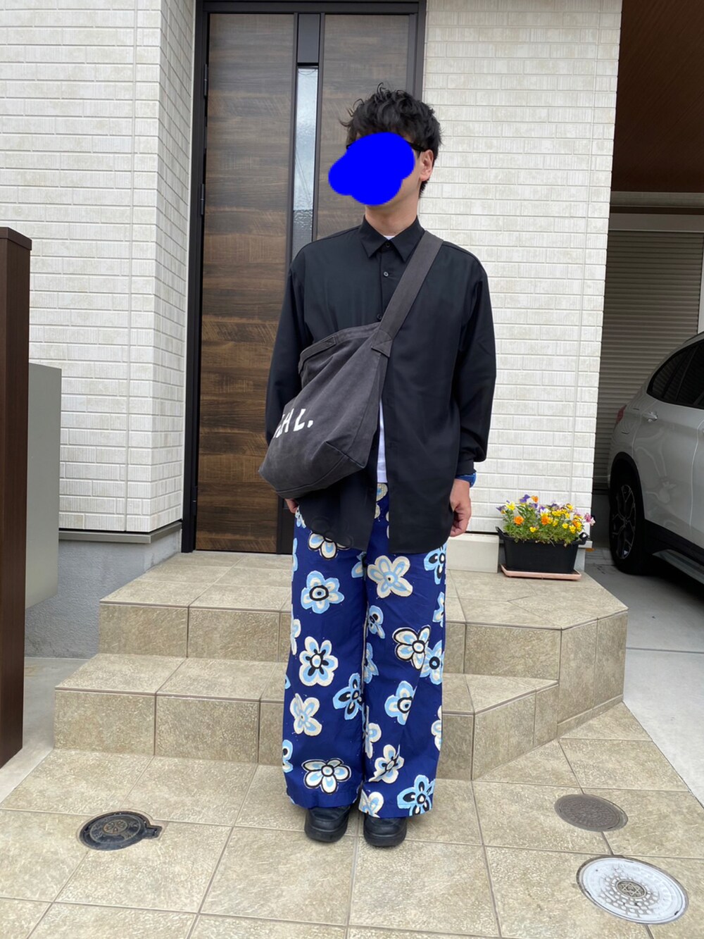 ブラック系のシャツ/ブラウス、ブルー系のその他パンツを着用したメンズの春コーディネートの2枚目の写真