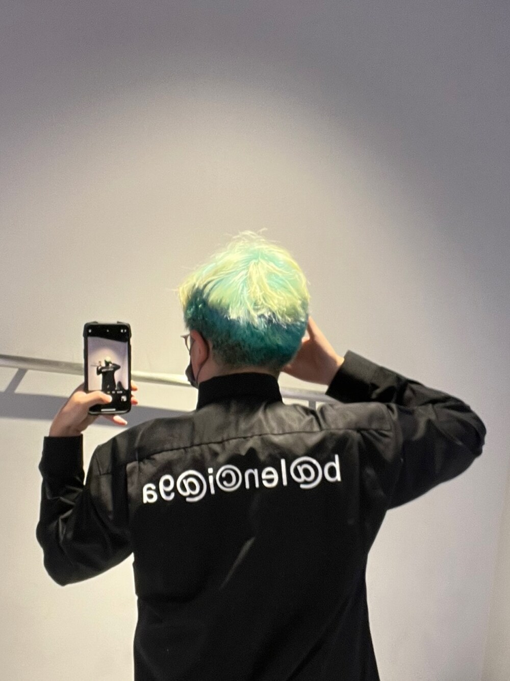 ブラック系のシャツ/ブラウスを着用したメンズの春コーディネートの2枚目の写真