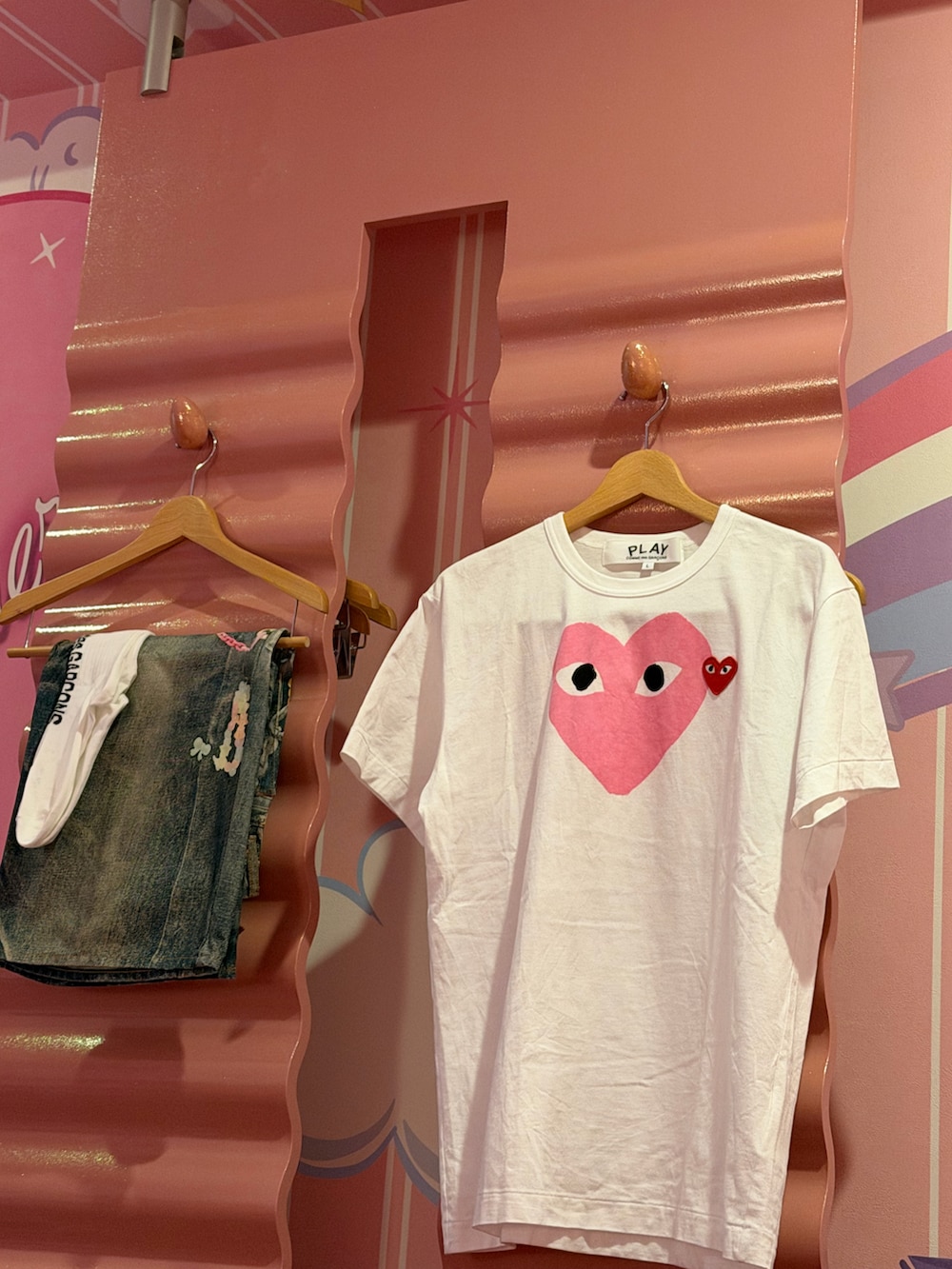 ピンク系のTシャツ/カットソー、その他のデニムパンツ、ホワイト系のスニーカーを着用したメンズの春コーディネートの5枚目の写真