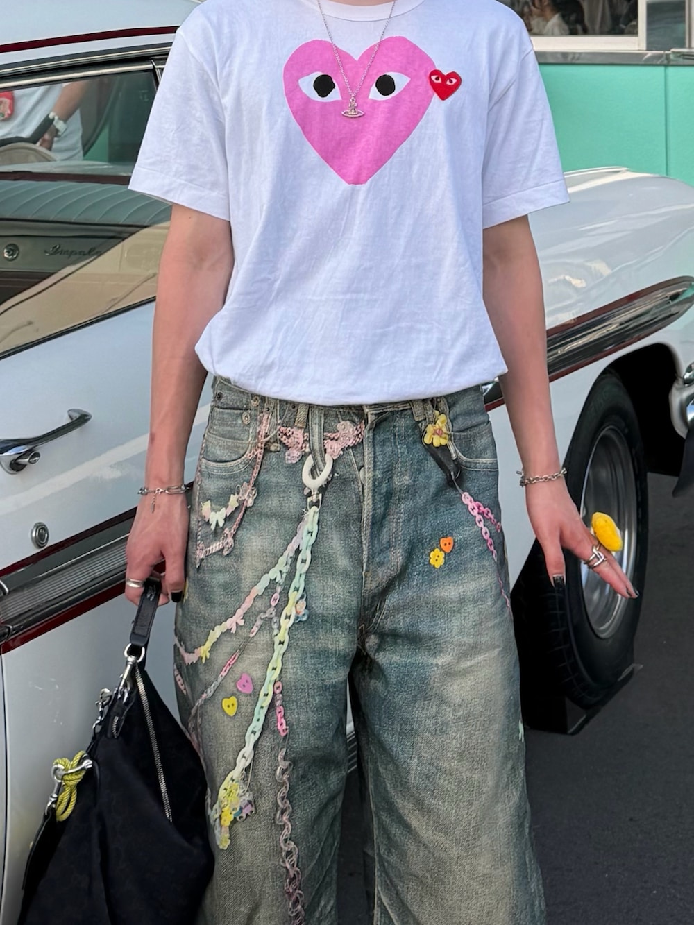 ピンク系のTシャツ/カットソー、その他のデニムパンツ、ホワイト系のスニーカーを着用したメンズの春コーディネートの2枚目の写真