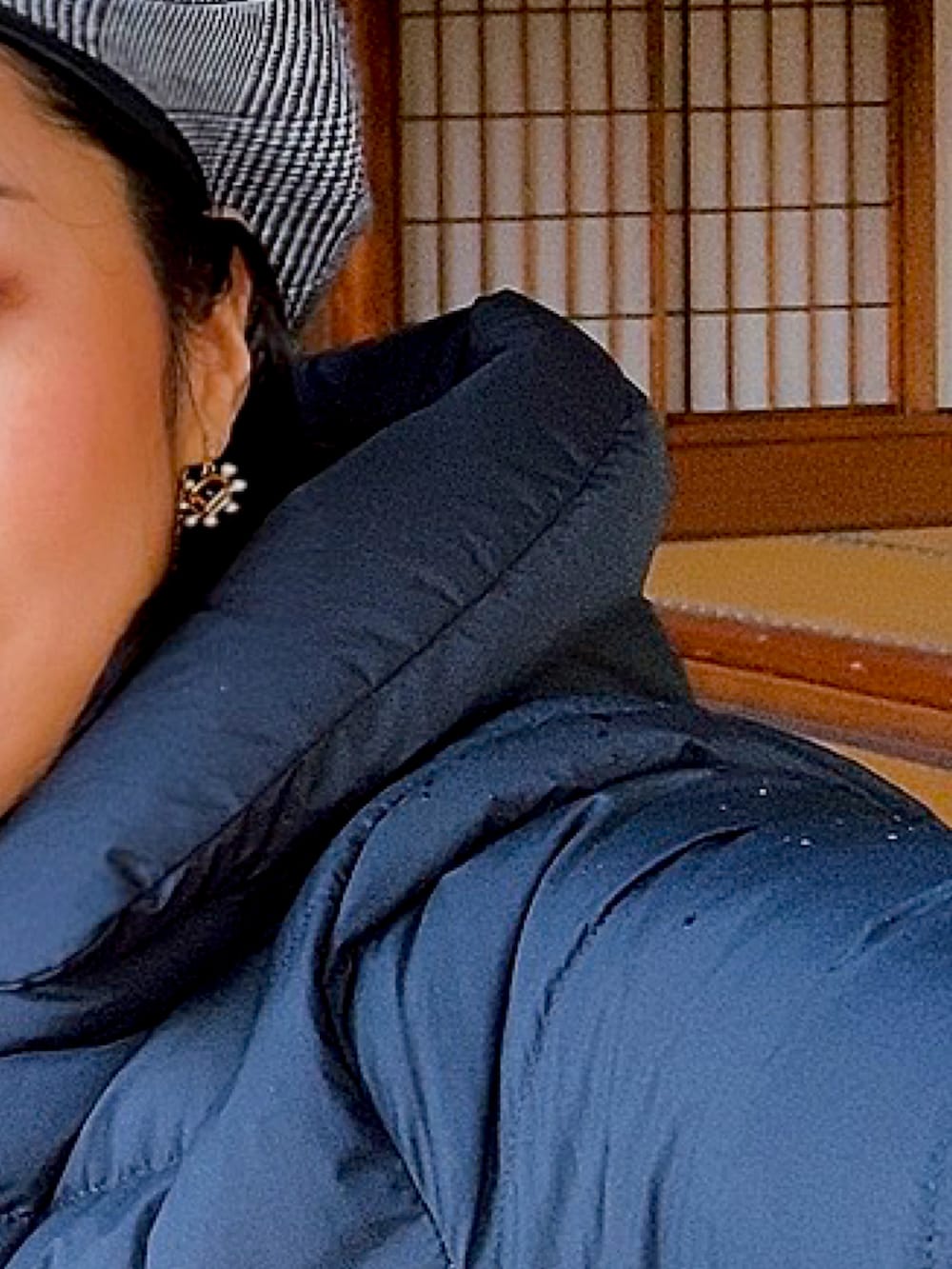 「砂利道、ストラップパンツ、マルシェバッグ、コンパクト、pal closet、サロペット、ピンク、ベロア、ウルトラライトダウン、ベレー帽、グレンチェック」｜「TOMORROWLAND のFERRUCCIO VECCHI チェックベレー帽（ハンチング/ベレー帽、ブラック系）」を使った、小池さん（レディース・159cm）の秋コーディネートの2枚目の写真