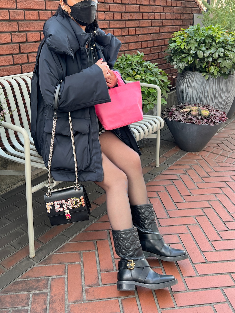 「くまさん、ぬいぐるみ、スウェット、ブラックコーデ、チドリ柄、ZARA、UNIQLO、+J、ダニエルアーシャム、キャップ」｜「Christian Diorのメンズ（キャップ、ブルー系）」を使った、小池さん（レディース・159cm）の冬コーディネートの2枚目の写真