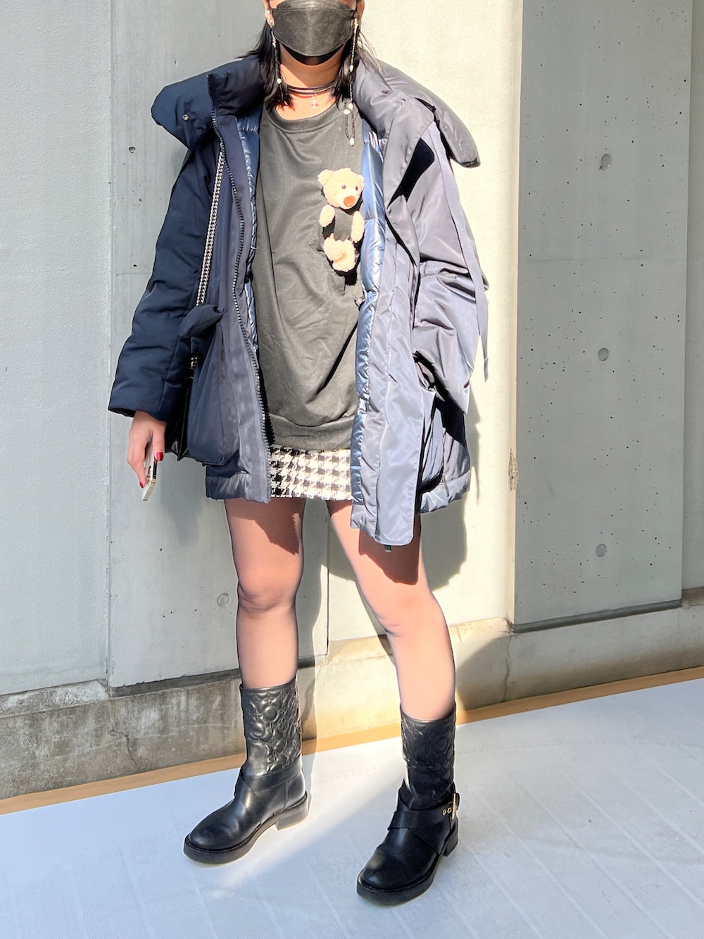「くまさん、ぬいぐるみ、スウェット、ブラックコーデ、チドリ柄、ZARA、UNIQLO、+J、ダニエルアーシャム、キャップ」｜「Christian Diorのメンズ（キャップ、ブルー系）」を使った、小池さん（レディース・159cm）の冬コーディネートの4枚目の写真