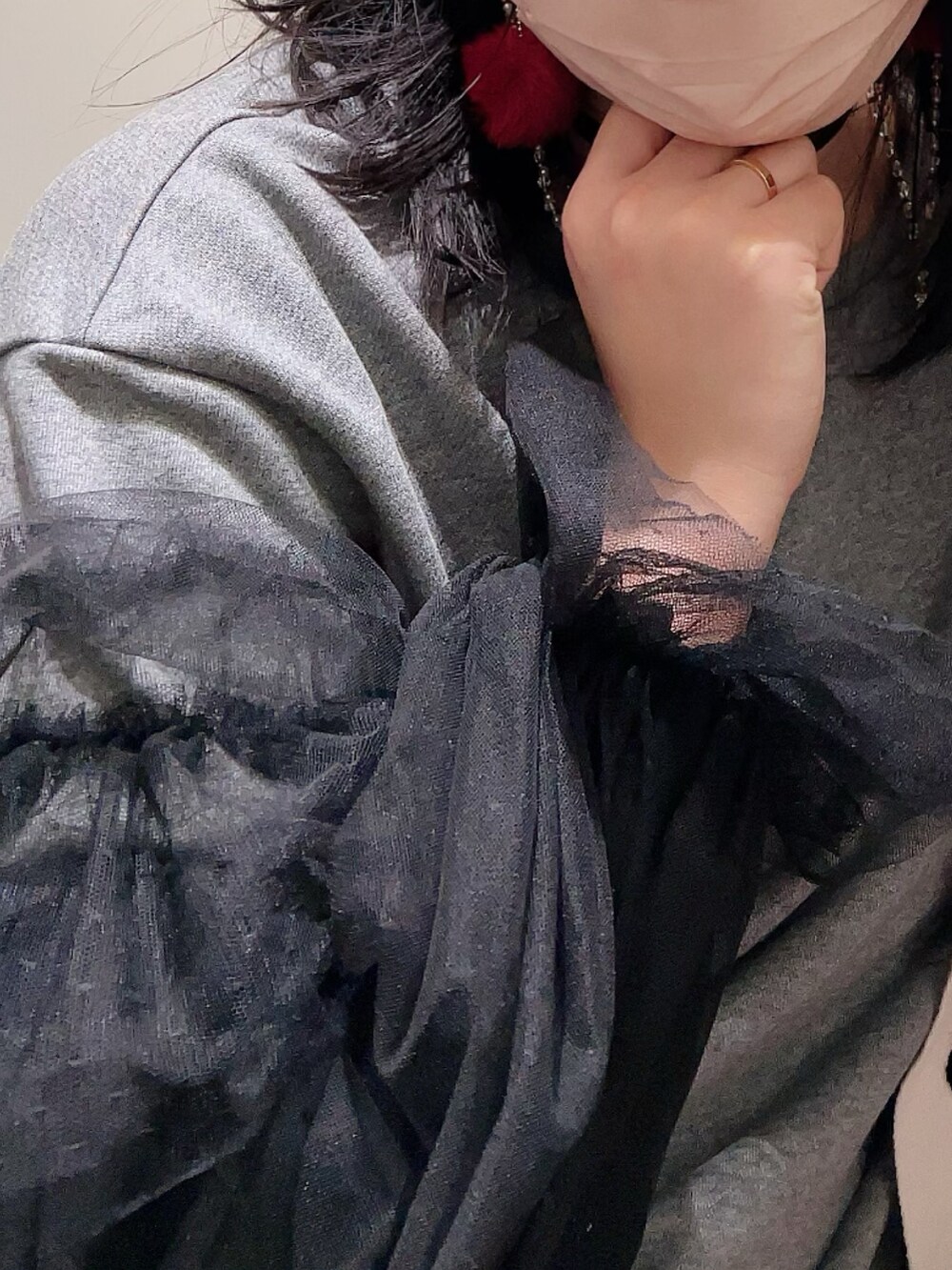 「チュールスリーブ、スウェット、J1U、ハートチョーカー、ZARA、ウエスタンブーツ、TOGA PULLA」｜「UNIQLOの+J（ダウンジャケット/コート、ブルー系）」を使った、小池さん（レディース・159cm）の冬コーディネートの3枚目の写真