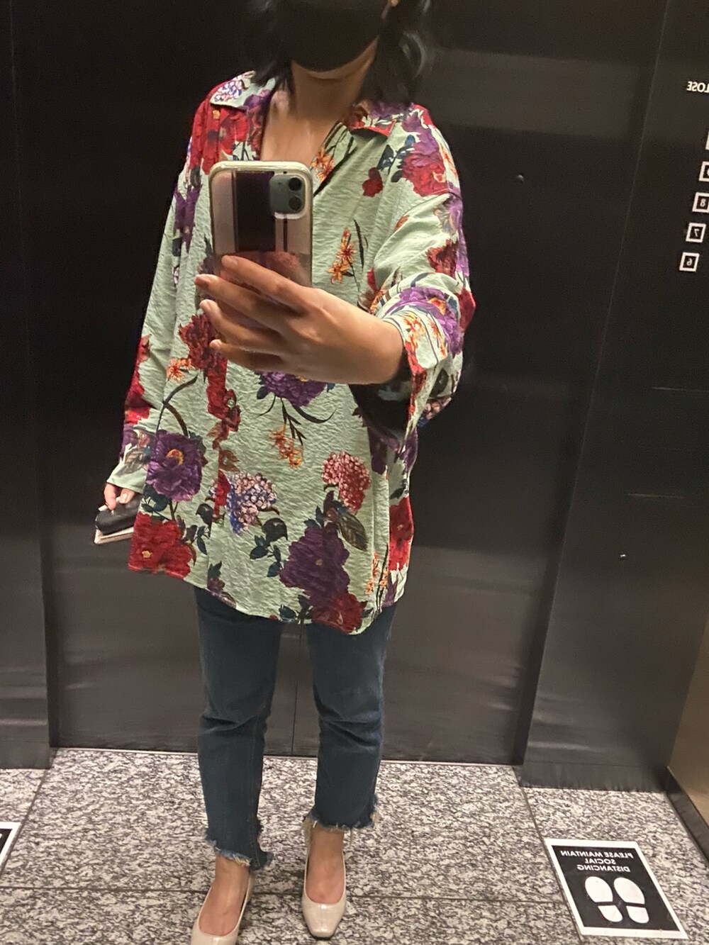 「H&M、ZARA、オーバーサイズ、花柄シャツ、ダメージデニムパンツ、la belle etude、Le Talon(Le Talon)、心霊写真、クロコ柄」｜「LE TALONのパンプス（パンプス、ベージュ系）」を使った、小池さん（レディース・159cm）の秋コーディネートの2枚目の写真