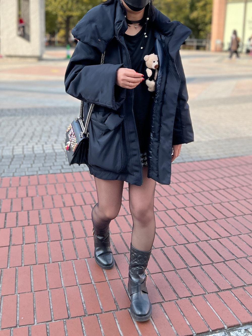 「くまさん、ぬいぐるみ、スウェット、ブラックコーデ、チドリ柄、ZARA、UNIQLO、+J、ダニエルアーシャム、キャップ」｜「Christian Diorのメンズ（キャップ、ブルー系）」を使った、小池さん（レディース・159cm）の冬コーディネートの3枚目の写真