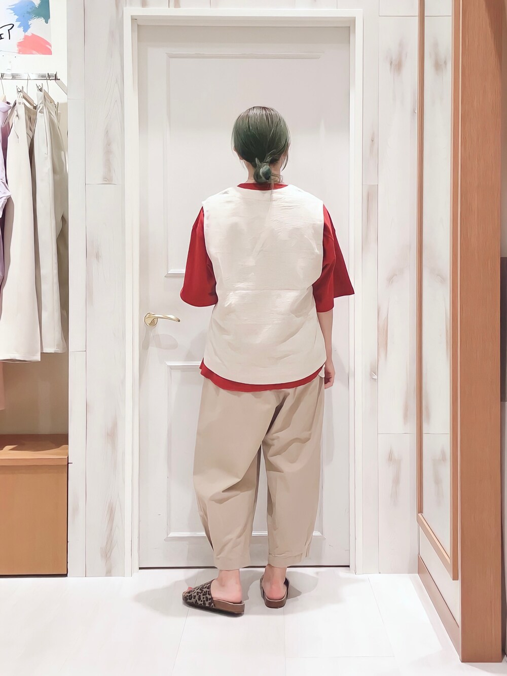 ホワイト系のベスト、レッド系のTシャツ/カットソー、ベージュ系のその他パンツを着用したレディースの夏コーディネートの2枚目の写真