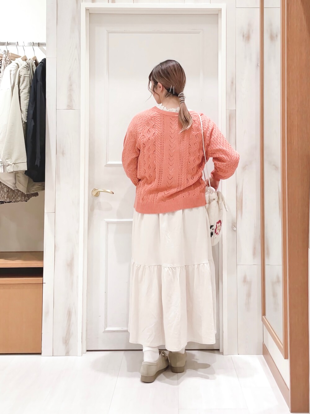 「透かし編みニット、カーディガン、カラーカーディガン、前後2way、シャーリングブラウス、首つまり、ロングスカート、ティアードスカート、白スカート、カラーコーデ、巾着バッグ、ニットバッグ、モカシン、サマンサ モスモス(Samansa Mos2)、SM2」｜「Samansa Mos2の襟シャーリング前後2WAYブラウス（シャツ/ブラウス、ホワイト系）」を使った、ハタケヤマさん（レディース・163cm）の冬コーディネートの2枚目の写真