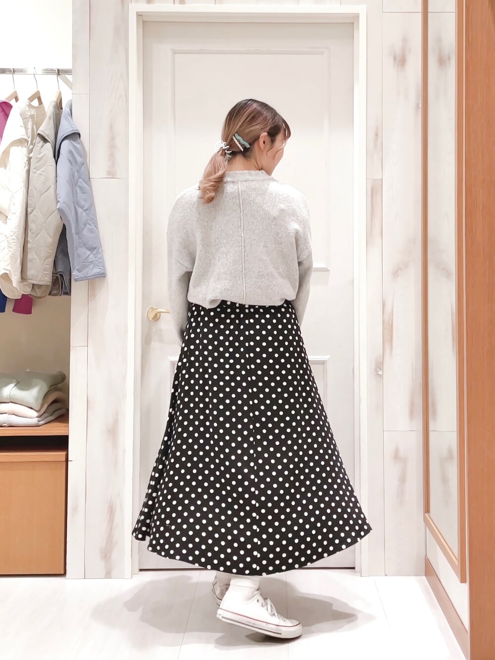 「ニット、セーター、ハイネック、モックネック、マーメイドスカート、ロングスカート、ドット柄、水玉、モノトーン、白スニーカー、コンバース、シンプル、カジュアル、サマンサ モスモス(Samansa Mos2)、SM2」｜「Samansa Mos2の後ろスリットハイネックニット（ニット/セーター、グレー系）」を使った、ハタケヤマさん（レディース・163cm）の冬コーディネートの2枚目の写真