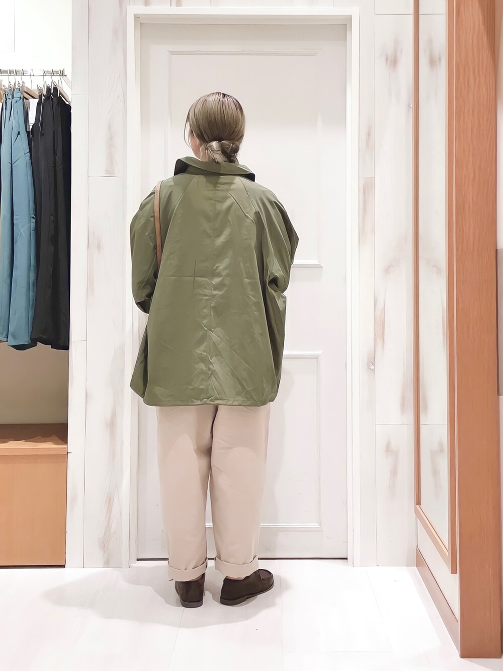 「ボーダー、ボリューム袖、マウンテンパーカー、ブルゾン、ミリタリージャケット、ベージュパンツ、テーパードパンツ、パンツスタイル、カジュアルコーデ、ナチュラル、アースカラー、秋服準備はじめました、お洒落さんとつながりたい、サマンサ モスモス(Samansa Mos2)、SM2」｜「Samansa Mos2のピアノボーダーパフスリーブカットソー（Tシャツ/カットソー、レッド系）」を使った、ハタケヤマさん（レディース・163cm）の秋コーディネートの2枚目の写真