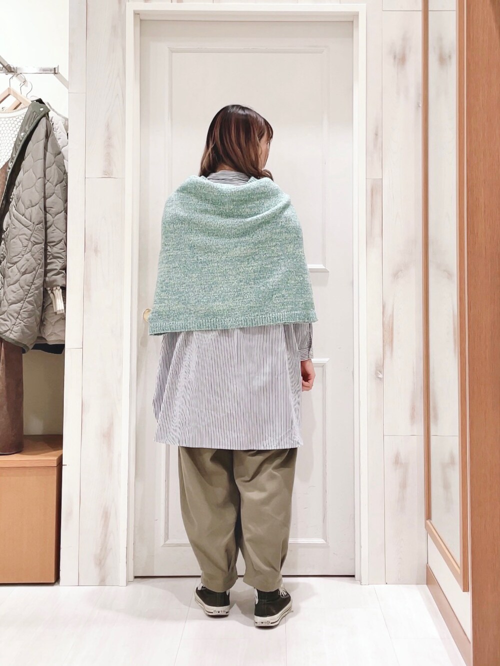 「ストライプ、チュニック、シャツスタイル、タックパンツ、カーゴパンツ、カーキ、ブルー、肩掛けカーデ、カーディガン、スニーカー、カジュアル、ナチュラル、カラーコーデ、サマンサ モスモス(Samansa Mos2)、SM2」｜「Samansa Mos2の柄アソートシャツチュニック（チュニック、ブルー系）」を使った、ハタケヤマさん（レディース・163cm）の冬コーディネートの2枚目の写真