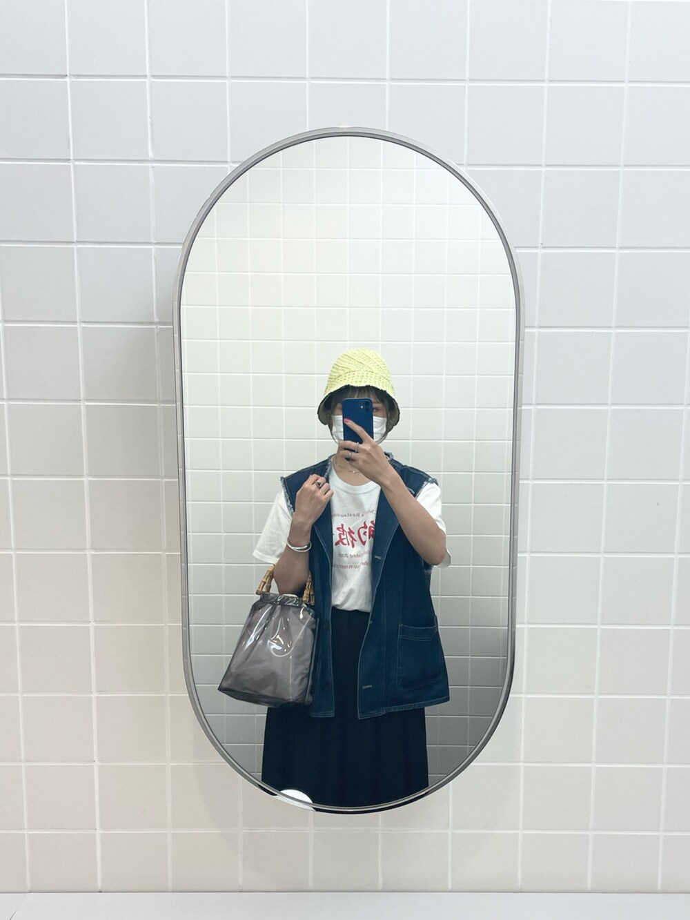 ブラック系のハンドバッグを着用したレディースの夏コーディネートの3枚目の写真