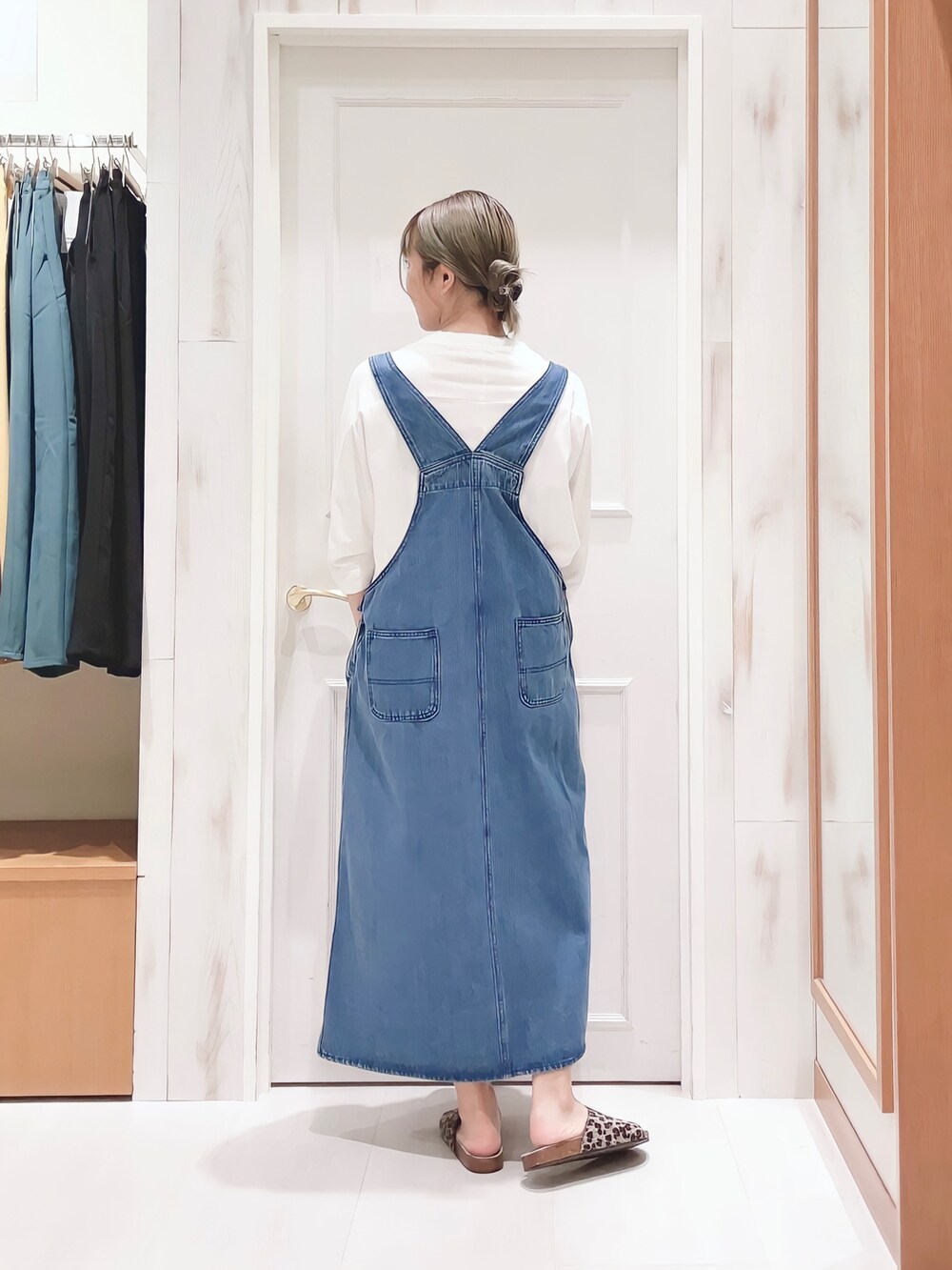 ホワイト系のTシャツ/カットソー、ブルー系のジャンパースカート、ブラウン系のサンダルを着用したレディースの夏コーディネートの2枚目の写真