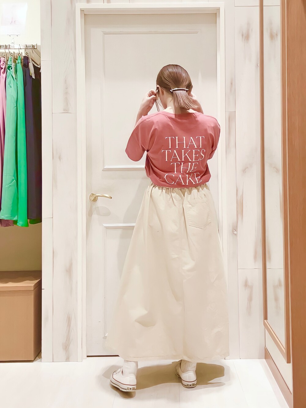 「Tシャツ、バックプリント、スカート、ロングスカート、トラペーズスカート、Tシャツ×スカート、肩掛け、シャツスタイル、シャツアレンジ、白ブラウス、白シャツ、スニーカー、コンバース、サマンサ モスモス(Samansa Mos2)、SM2」｜「Samansa Mos2の刺繍×バックプリントTシャツ（Tシャツ/カットソー、ピンク系）」を使った、ハタケヤマさん（レディース・163cm）の春コーディネートの3枚目の写真