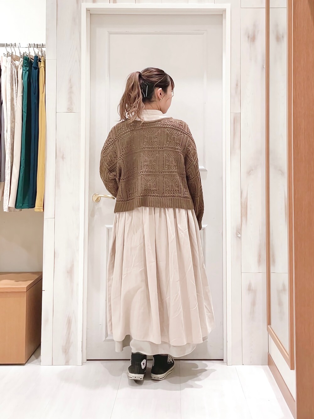 「カーディガン、透かし編みニット、前後2way、ワンピース、シャツワンピ、レイヤードスタイル、タックスカート、ロングスカート、ブラウン、ベージュ、淡色コーデ、カジュアル、ナチュラル、サマンサ モスモス(Samansa Mos2)、SM2」｜「Samansa Mos2のギャザーシャツワンピース（ワンピース、ベージュ系）」を使った、ハタケヤマさん（レディース・163cm）の冬コーディネートの2枚目の写真