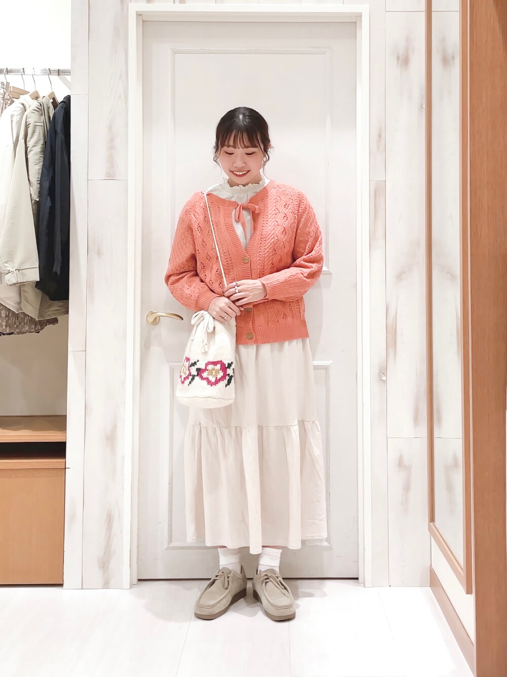 「透かし編みニット、カーディガン、カラーカーディガン、前後2way、シャーリングブラウス、首つまり、ロングスカート、ティアードスカート、白スカート、カラーコーデ、巾着バッグ、ニットバッグ、モカシン、サマンサ モスモス(Samansa Mos2)、SM2」｜「Samansa Mos2の襟シャーリング前後2WAYブラウス（シャツ/ブラウス、ホワイト系）」を使った、ハタケヤマさん（レディース・163cm）の冬コーディネートの3枚目の写真