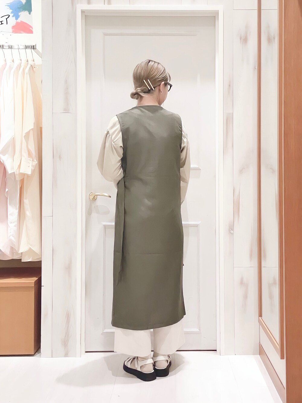 「ブラウス、ボリューム袖、ワンピース、ロングワンピース、ジレ、ジャンパースカート、センタープレス、ストレートパンツ、レイヤードスタイル、グルカサンダル、めがね、大人カジュアル、プチプラコーデ、Samansa Mos2 blue、SM2」｜「Samansa Mos2 blueのさらさら袖ギャザーブラウス（シャツ/ブラウス、ベージュ系）」を使った、ハタケヤマさん（レディース・163cm）の夏コーディネートの3枚目の写真