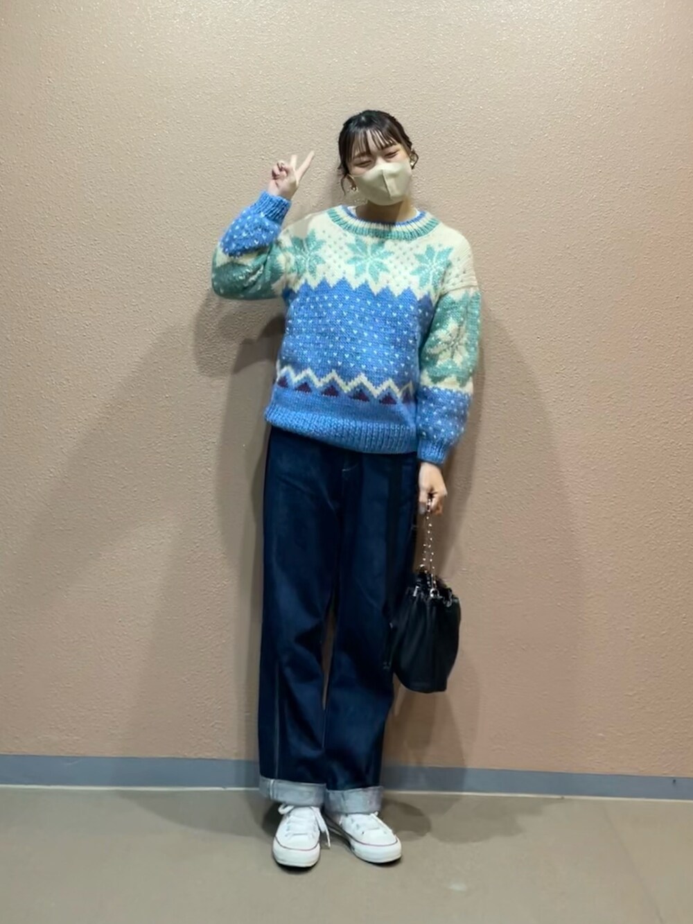 「ジャガード、ニット、セーター、雪柄、青ニット、ざっくりニット、デニム、ペインターパンツ、カジュアル、ゆるコーデ、巾着バッグ、白スニーカー、サマンサ モスモス(Samansa Mos2)、SM2、休日コーデ🍊」｜「Samansa Mos2のデニムペインターパンツ（デニムパンツ、ブルー系）」を使った、ハタケヤマさん（レディース・163cm）の冬コーディネートの3枚目の写真