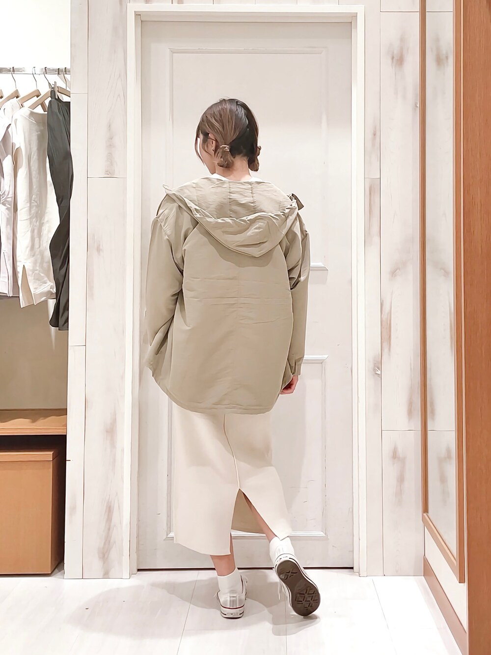 「春コーデ、マウンテンパーカー、キーネック、白ニット、ロンT、ニットスカート、ナロースカート、タイトスカート、淡色コーデ、ホワイトコーデ、スニーカー、プチプラ、オトナカジュアル、Samansa Mos2 blue、SM2」｜「Samansa Mos2 blueのフロッキーロゴロンT（Tシャツ/カットソー、ベージュ系）」を使った、ハタケヤマさん（レディース・163cm）の冬コーディネートの2枚目の写真