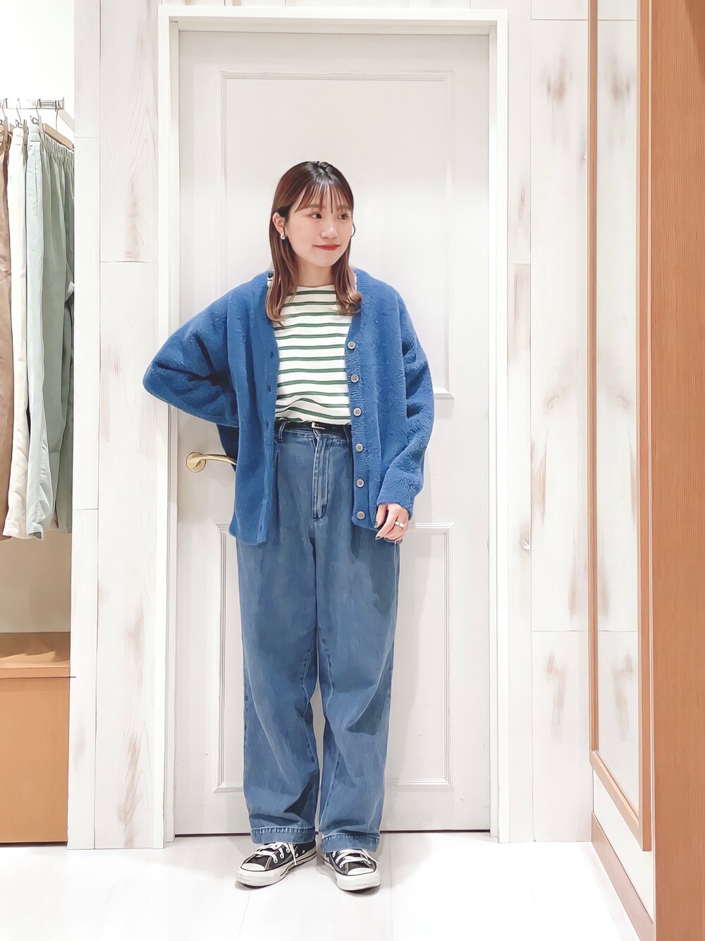 グリーン系のTシャツ/カットソー、ブルー系のカーディガン/ボレロ、ブルー系のその他パンツを着用したレディースの冬コーディネートの4枚目の写真