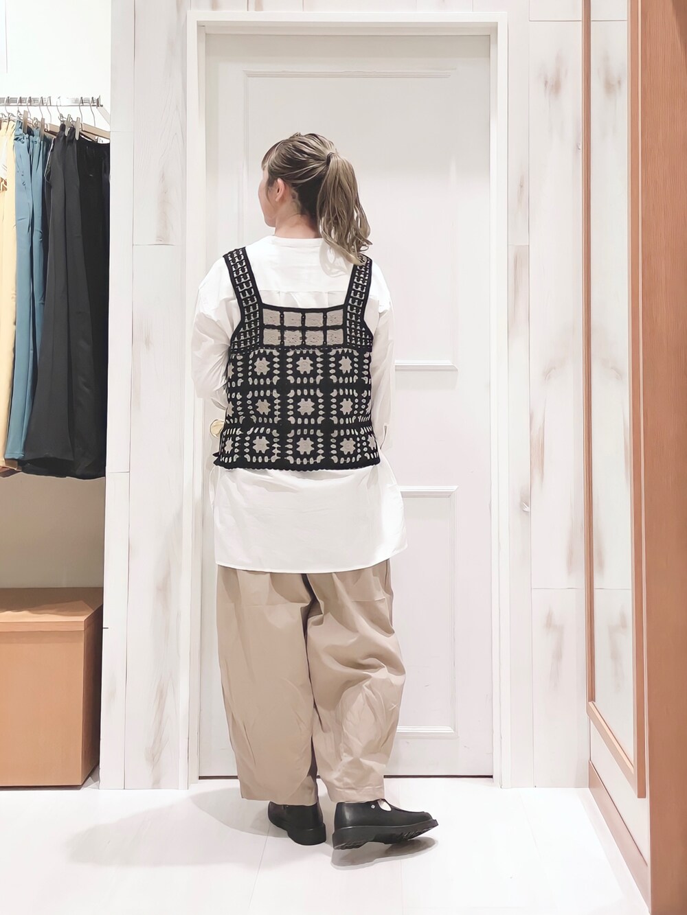 ブラック系のベスト、ホワイト系のシャツ/ブラウス、ベージュ系のその他パンツを着用したレディースの秋コーディネートの2枚目の写真