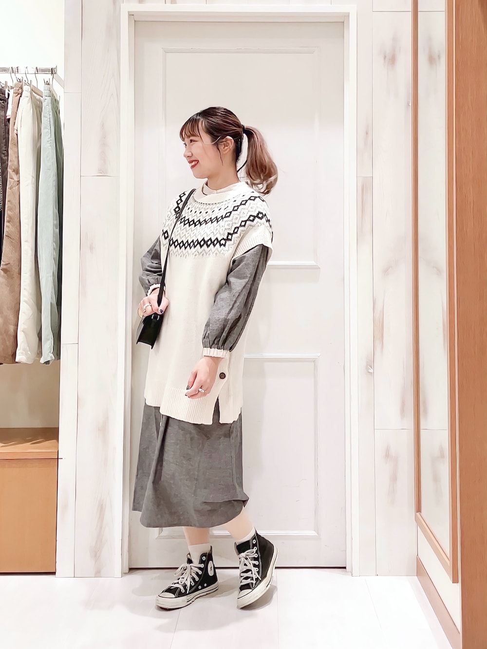 「ベスト、ニットベスト、幾何学柄、ジャカード、ワンピース、シャツワンピ、レイヤードスタイル、モノトーン、スニーカー、ショルダーバッグ、カジュアル、ナチュラル、冬コーデ、サマンサ モスモス(Samansa Mos2)、SM2」｜「Samansa Mos2の幾何学柄ジャカードニットベスト（ベスト、ホワイト系）」を使った、ハタケヤマさん（レディース・163cm）の冬コーディネートの3枚目の写真