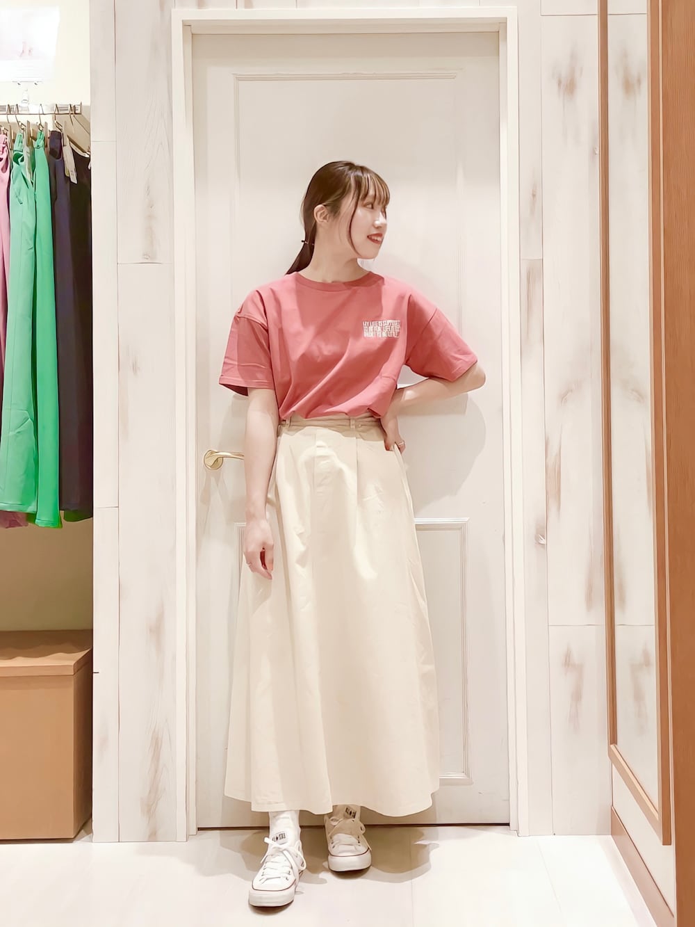 「Tシャツ、バックプリント、スカート、ロングスカート、トラペーズスカート、Tシャツ×スカート、肩掛け、シャツスタイル、シャツアレンジ、白ブラウス、白シャツ、スニーカー、コンバース、サマンサ モスモス(Samansa Mos2)、SM2」｜「Samansa Mos2の刺繍×バックプリントTシャツ（Tシャツ/カットソー、ピンク系）」を使った、ハタケヤマさん（レディース・163cm）の春コーディネートの2枚目の写真