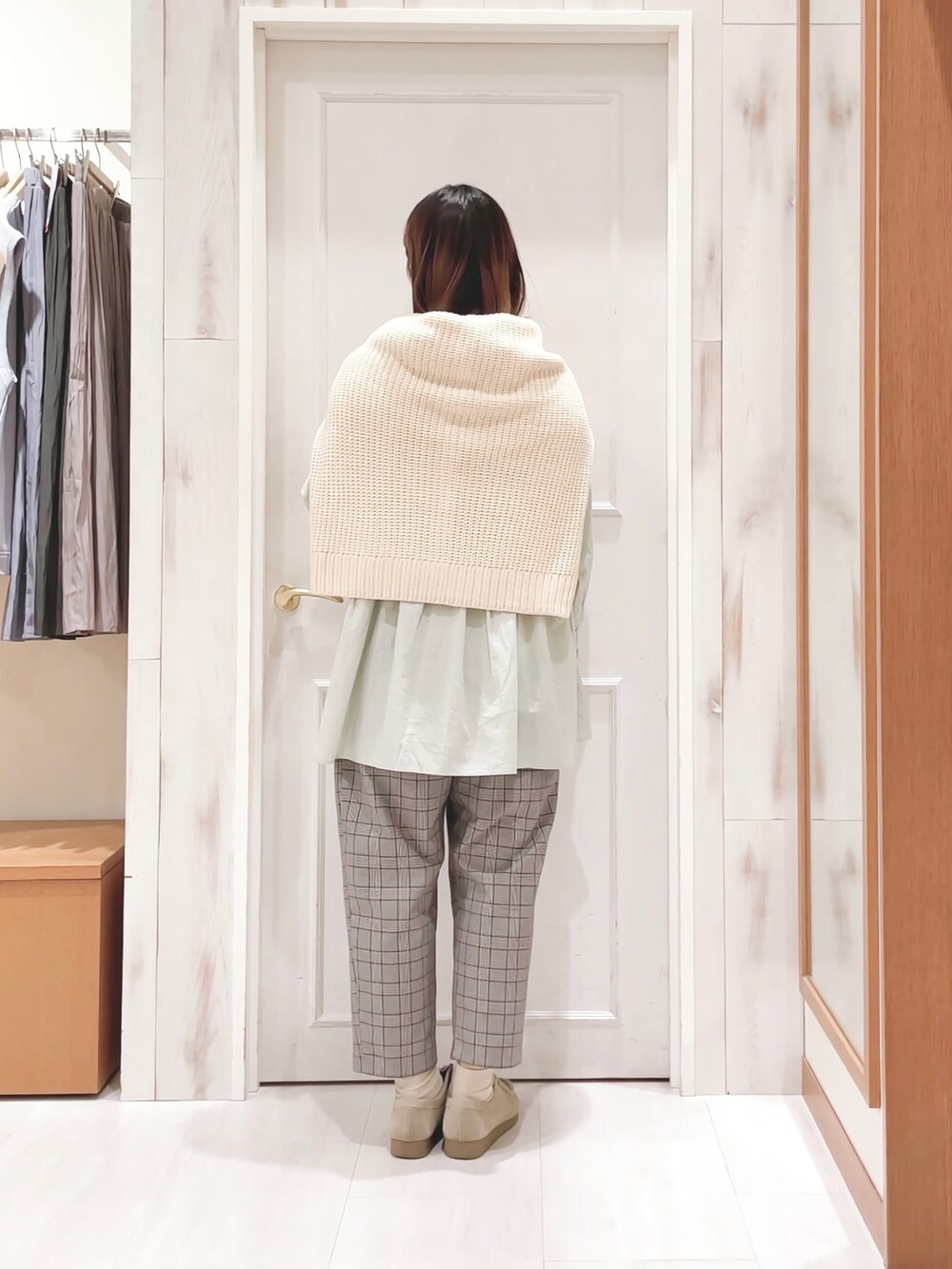 「チュニック、バンドカラーシャツ、シャツスタイル、肩掛けカーデ、カーディガン、チェックパンツ、パンツスタイル、ギャザーパンツ、モカシン、春コーデ、ミントグリーン、オトナカジュアル、シンプルコーデ、サマンサ モスモス(Samansa Mos2)、SM2」｜「Samansa Mos2の柄アソートタック切替チュニック（シャツ/ブラウス、グリーン系）」を使った、ハタケヤマさん（レディース・163cm）の冬コーディネートの2枚目の写真