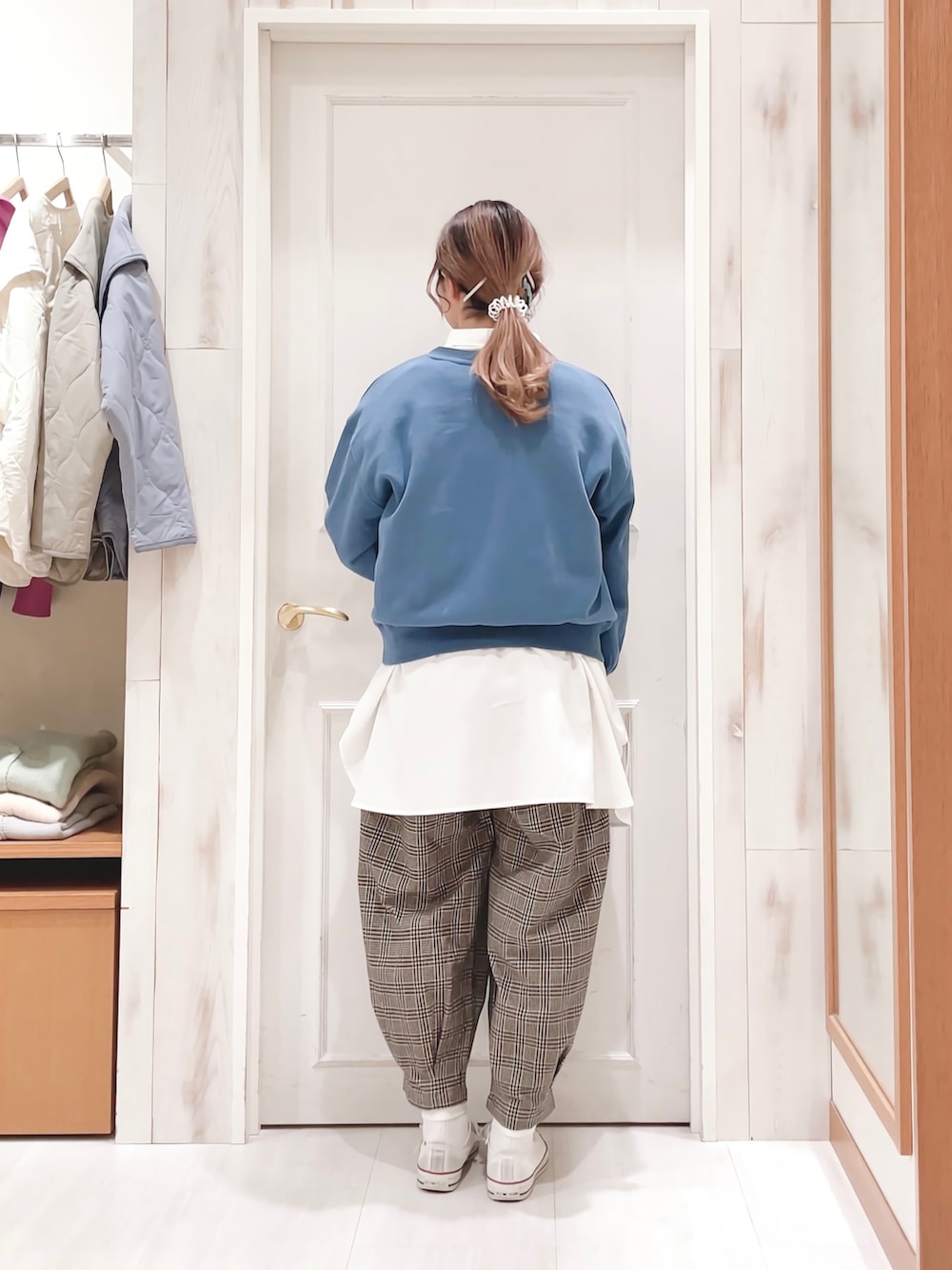 「ロゴスウェット、スウェット、シャツレイヤード、レイヤードスタイル、白シャツ、タックパンツ、チェックパンツ、スニーカー、カジュアル、ナチュラル、カラーコーデ、ブルー、ゆるコーデ、サマンサ モスモス(Samansa Mos2)、SM2」｜「Samansa Mos2のロゴ裏毛トレーナー（Tシャツ/カットソー、ブルー系）」を使った、ハタケヤマさん（レディース・163cm）の冬コーディネートの2枚目の写真