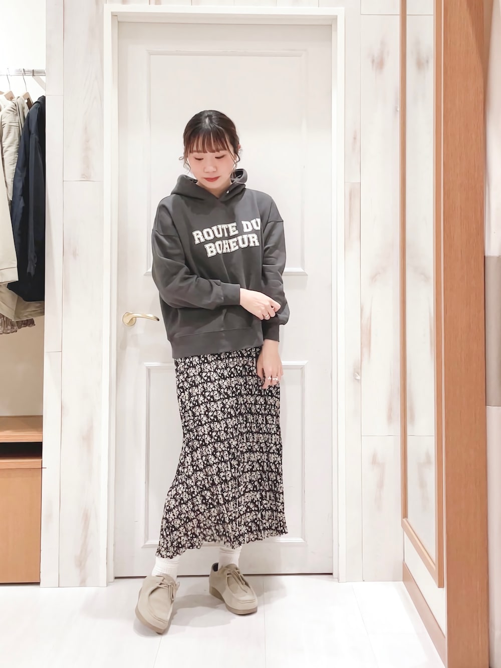 「フーディー、パーカー、ロゴスウェット、スウェット、ロングスカート、花柄スカート、プリーツスカート、モカシン、ブラック、ワントーンコーデ、プチプラ、オトナカジュアル、春コーデ、Samansa Mos2 blue、SM2」｜「Samansa Mos2 blueの裏起毛ロゴパーカー（パーカー、グレー系）」を使った、ハタケヤマさん（レディース・163cm）の冬コーディネートの3枚目の写真