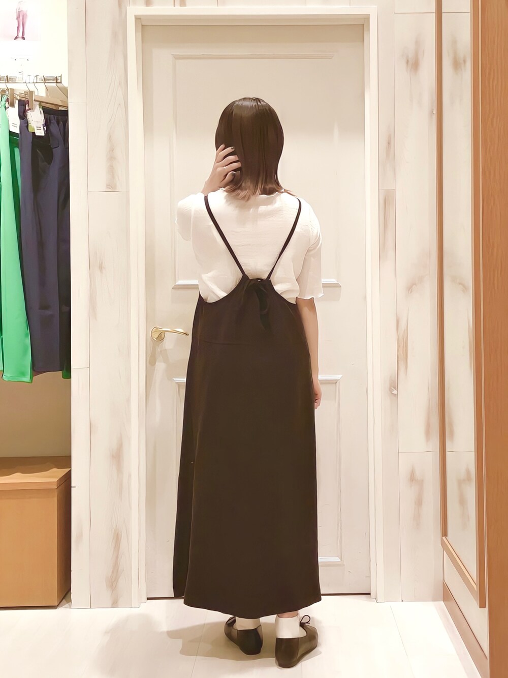 「キャミワンピ、五分袖、半袖シャツ、シャーリング、ブラック、モノトーン、白黒、ギャザーパンプス、白靴下、春夏コーデ、夏コーデ、オトナカジュアル、お洒落さんとつながりたい、高身長コーデ、Samansa Mos2 blue」｜「Samansa Mos2 blueのシャーリング5分袖プルオーバー（Tシャツ/カットソー、ホワイト系）」を使った、ハタケヤマさん（レディース・163cm）の春コーディネートの2枚目の写真