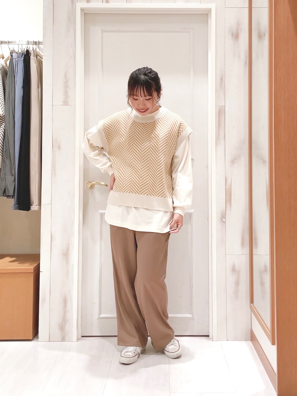 「ベスト、ニットベスト、へリンボーン、ロンT、ワイドパンツ、カラーパンツ、カラーコーデ、イエロー、ブラウン、プチプラ、カジュアル、春コーデ、スニーカー、Samansa Mos2 blue、SM2」｜「Samansa Mos2 blueのフロッキーロゴロンT（Tシャツ/カットソー、ベージュ系）」を使った、ハタケヤマさん（レディース・163cm）の冬コーディネートの3枚目の写真