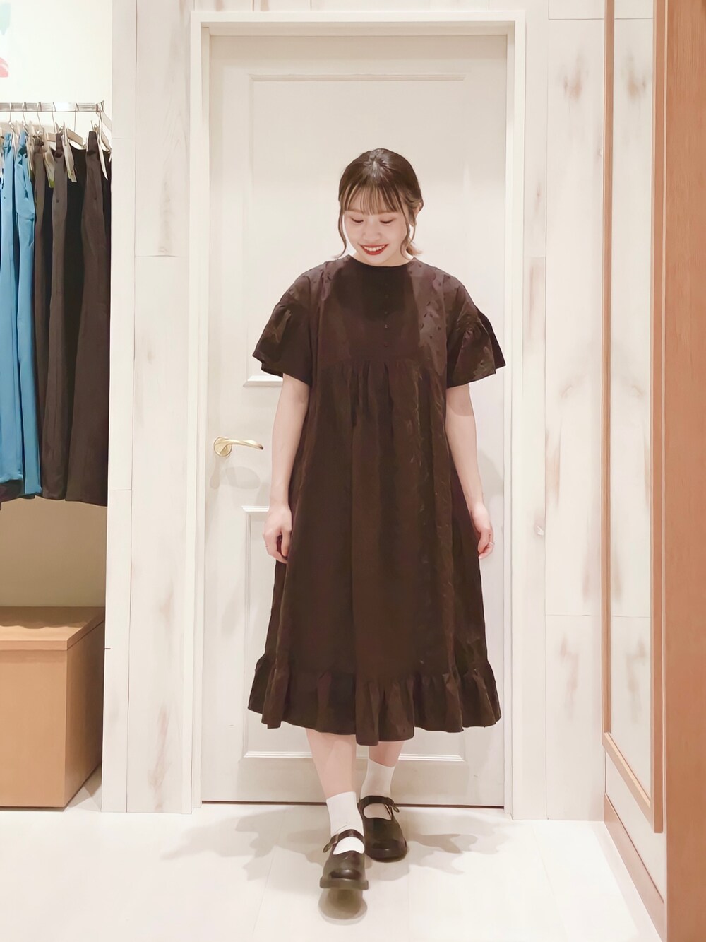 「ワンピース、黒、ブラック、フリル、ワントーンコーデ、モノトーン、ストラップシューズ、ローファー×靴下、夏コーデ、オトナカジュアル、ガーリー、おしゃれさんと繋がりたい、カジュアルガーリー、サマンサ モスモス(Samansa Mos2)、SM2」｜「Samansa Mos2のドビー切替レースワンピース（ワンピース、ブラック系）」を使った、ハタケヤマさん（レディース・163cm）の春コーディネートの3枚目の写真